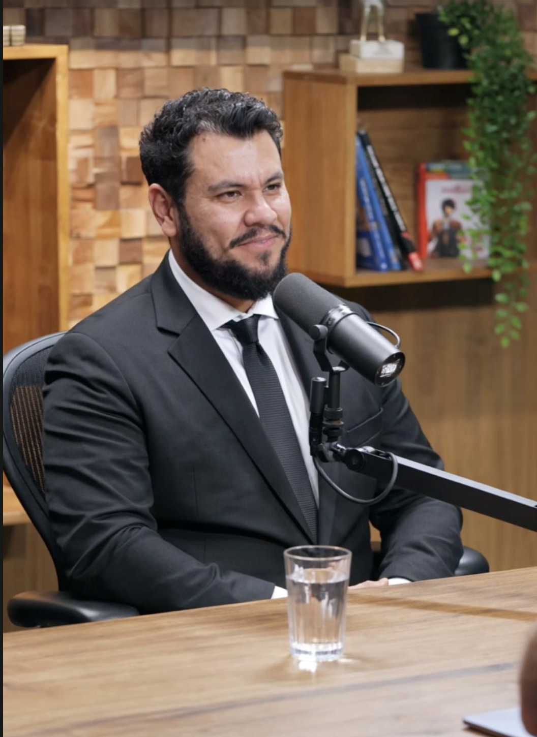Retrato de Kin Levi sentado en un estudio de pódcast